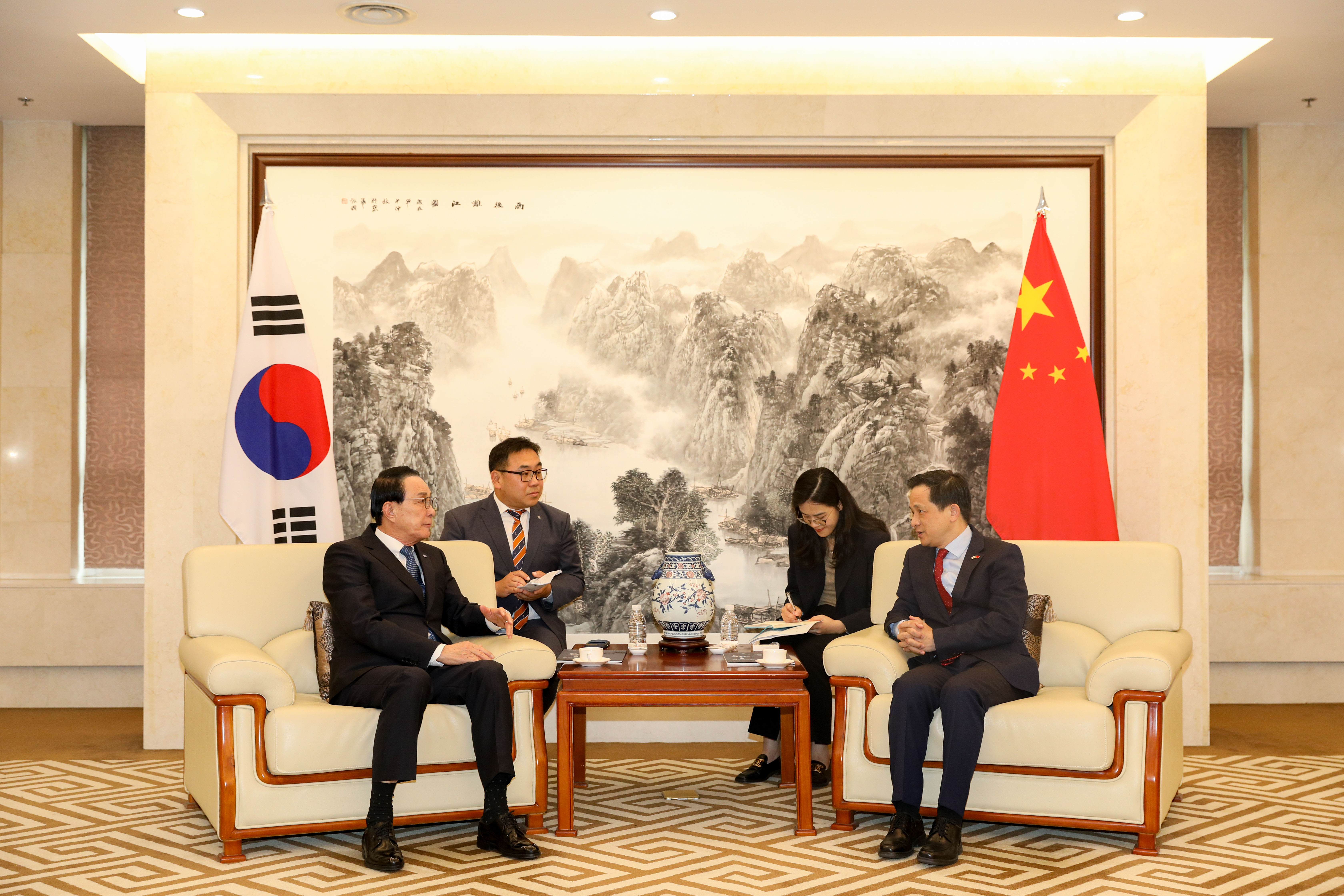 20250523  주한중국대사관 감사패 전달식 (2).jpg 첨부 이미지
