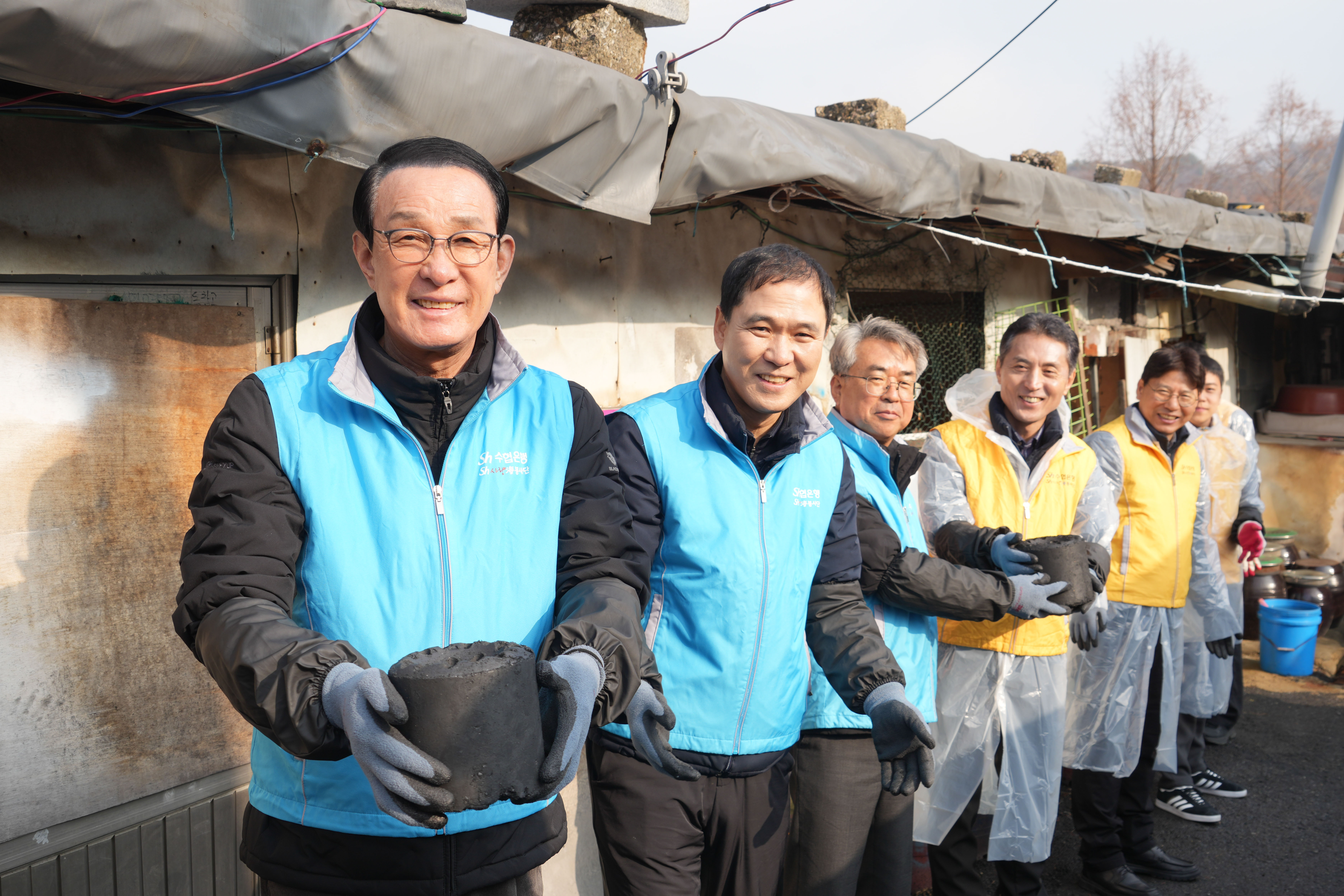 20251217 사랑의 연탄 후원 및 나눔 봉사활동 회장 (1).jpg 첨부 이미지